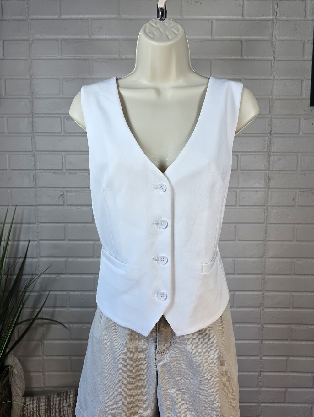 Express White Sleeveless V-Neck Vest Size XL